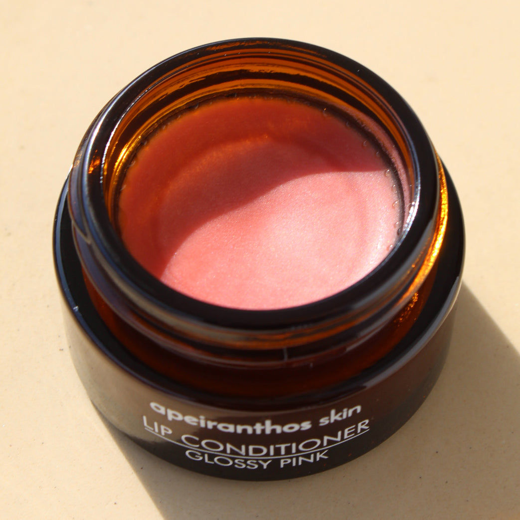 apeiranthos skin natural skincare Lip conditioner glossy pink 20gr balm highlighter crayon glow nourish face lips φυσικά καλλυντικά βάλσαμο ζυγωματικά σκάσιμο ροζ χρώμα κραγιόν λάμψη ενυδάτωση πρόσωπο χείλη δέρμα επιδερμίδα color